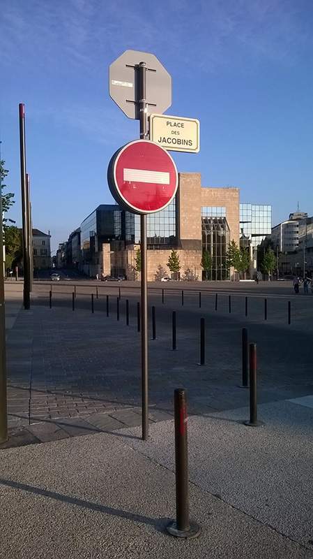 One-way sign Saint-Léonard-des-Bois