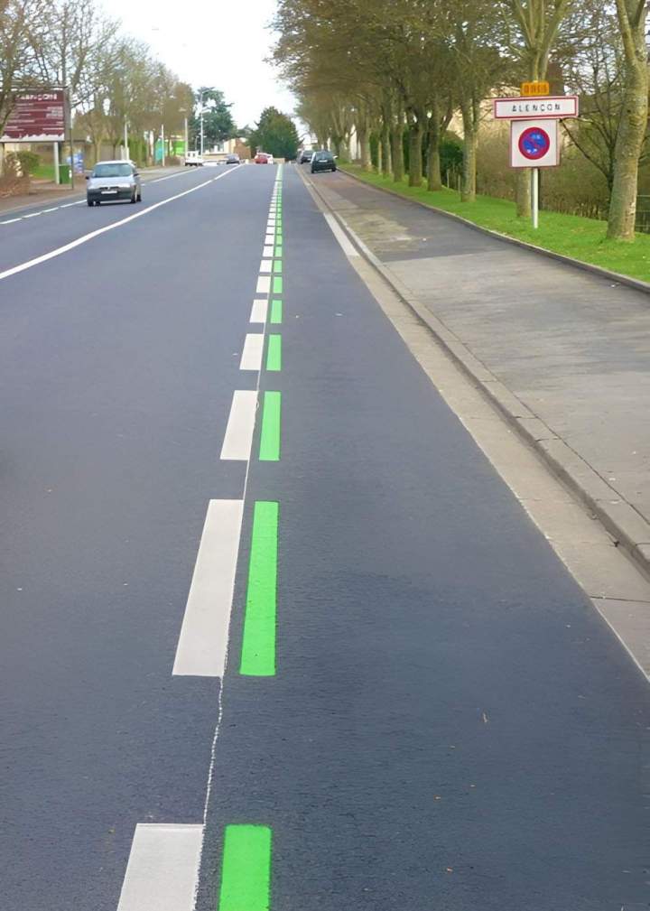 Double dashed line Saint-Léonard-des-Bois