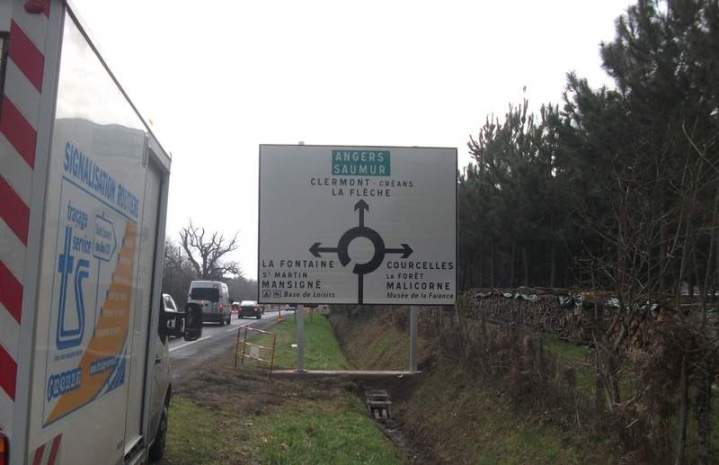 Directionnal sign Saint-Léoanrd-des-Bois