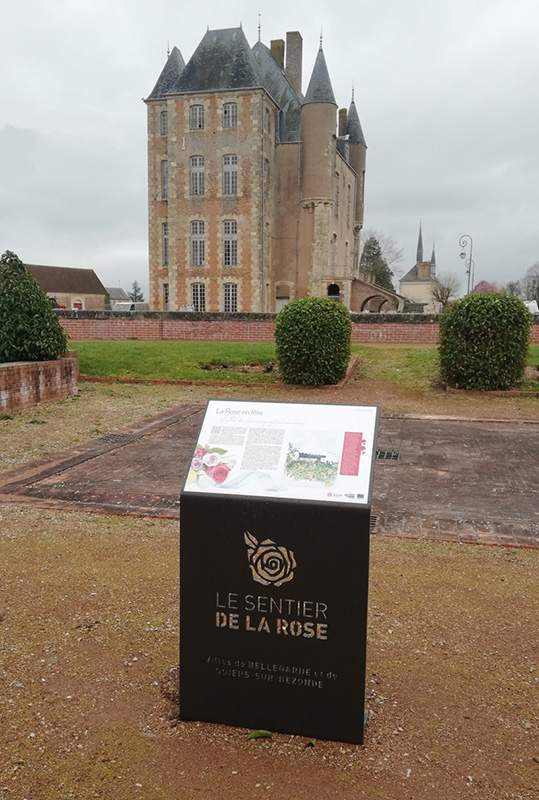 Stèle de guide Saint-Léonard-des-Bois