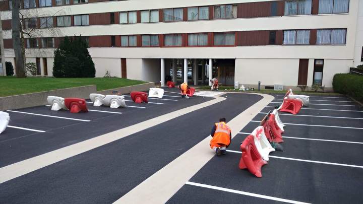 Traçage délimitations parking Saint-Léonard-des-Bois