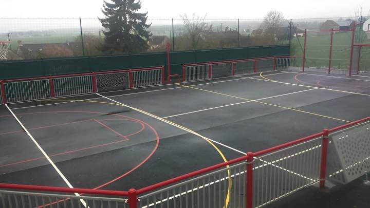 Terrain de basketball Saint-Léonard-des-Bois