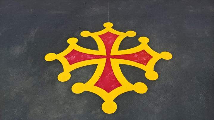 Figure en résine au sol Saint-Léonard-des-Bois