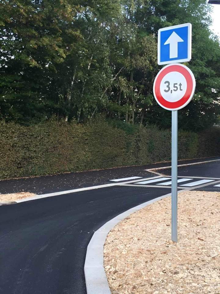Road signs Saint-Léonard-des-Bois