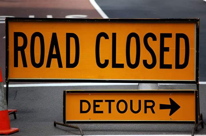 Temporary sign Saint-Léonard-des-Bois