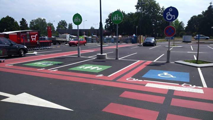 Various road markings Saint-Léonard-des-Bois